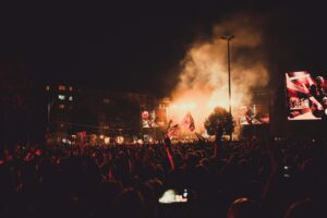 Scène régionale accueillant un concert rock devant un public local