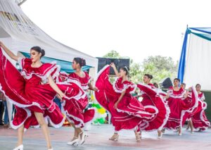 Groupes émergents jouant sur la scène d’un festival régional