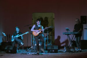 Programmation musicale d’un festival rock local avec groupes sur scène